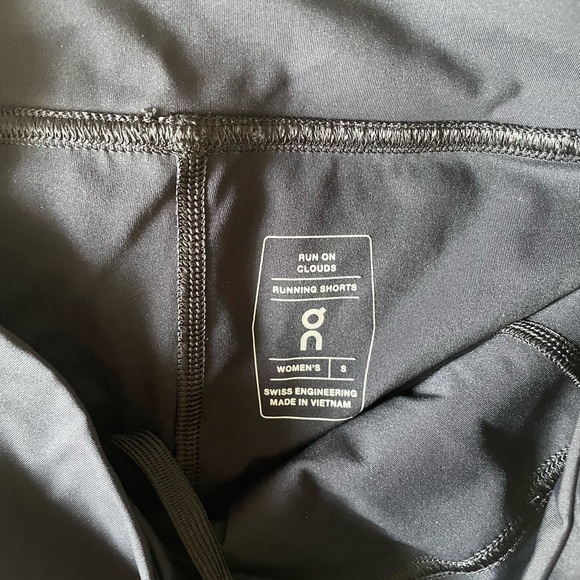 On Cloud running shorts - Picture 3 of 4